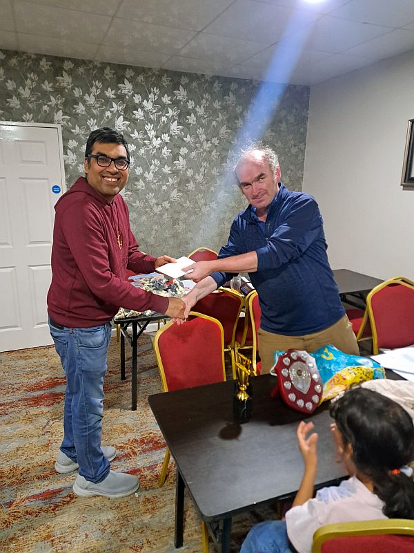 Sunit Dhake grading prize in U-1400 section